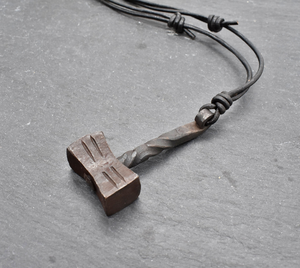 Handgeschmiedeter Mjölnir aus Eisen an einer verstellbaren Lederkette