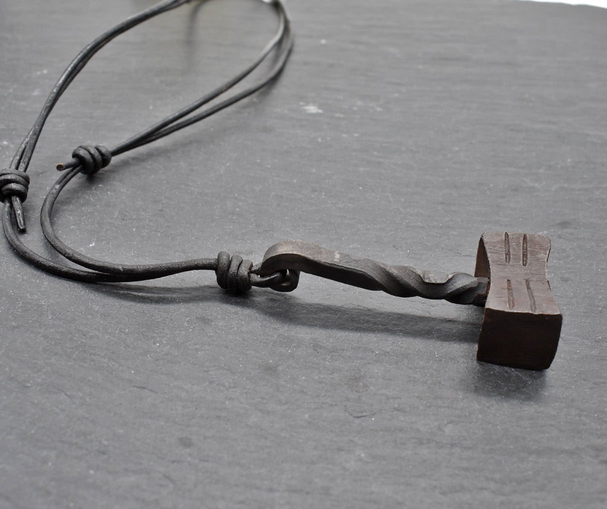 Handgeschmiedeter Mjölnir aus Eisen an einer verstellbaren Lederkette