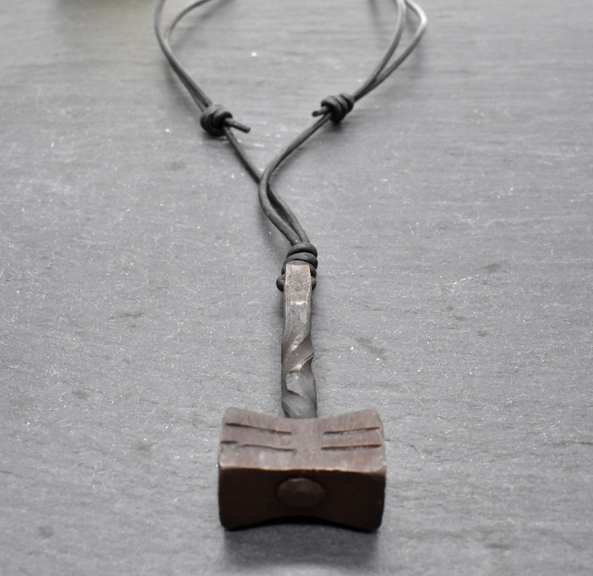 Handgeschmiedeter Mjölnir aus Eisen an einer verstellbaren Lederkette