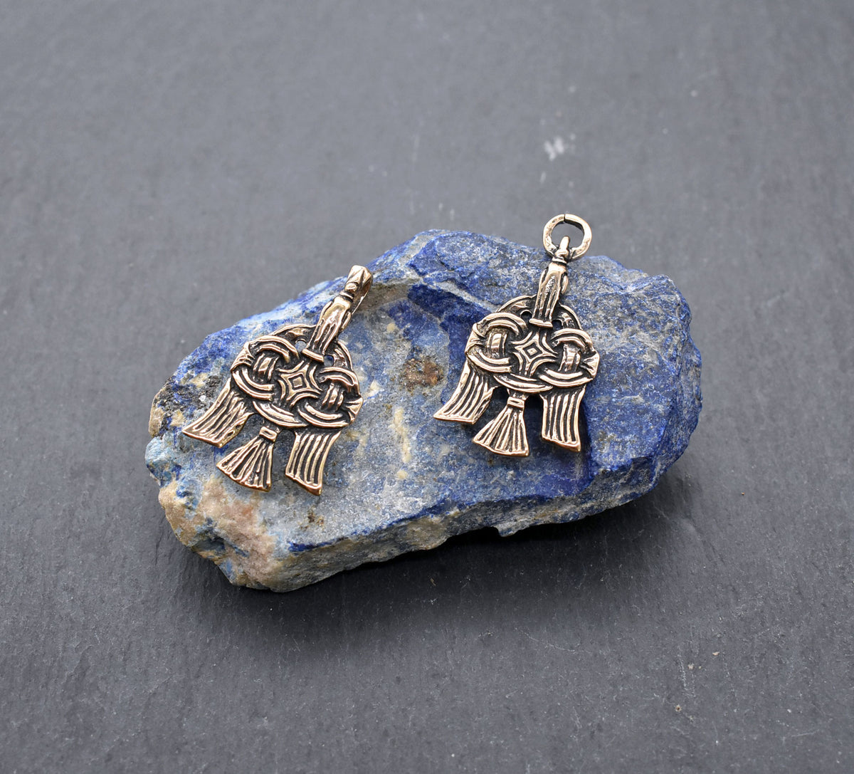 Gewandschließe Hugin und Munin aus Bronze mit zwei Raben. Zweiteiliger Mantelverschluss zum Annähen für Wikinger-Gewandung und Reenactment.