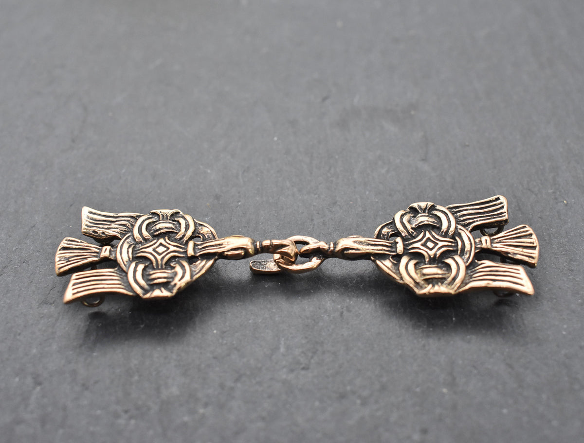 Gewandschließe Hugin und Munin aus Bronze mit zwei Raben. Zweiteiliger Mantelverschluss zum Annähen für Wikinger-Gewandung und Reenactment.