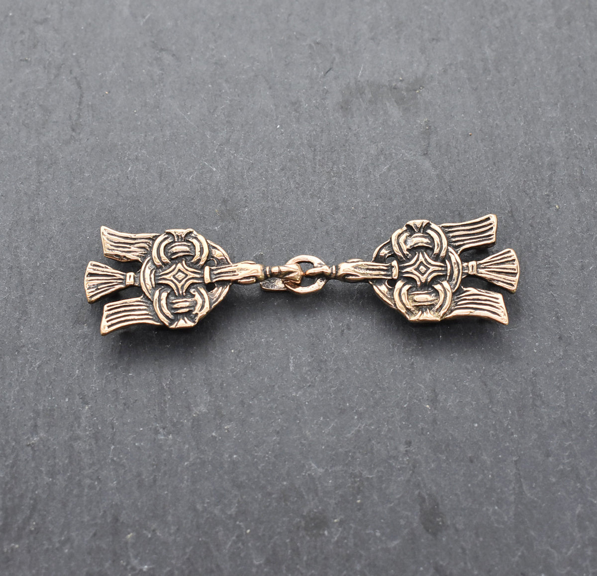 Gewandschließe Hugin und Munin aus Bronze mit zwei Raben. Zweiteiliger Mantelverschluss zum Annähen für Wikinger-Gewandung und Reenactment.