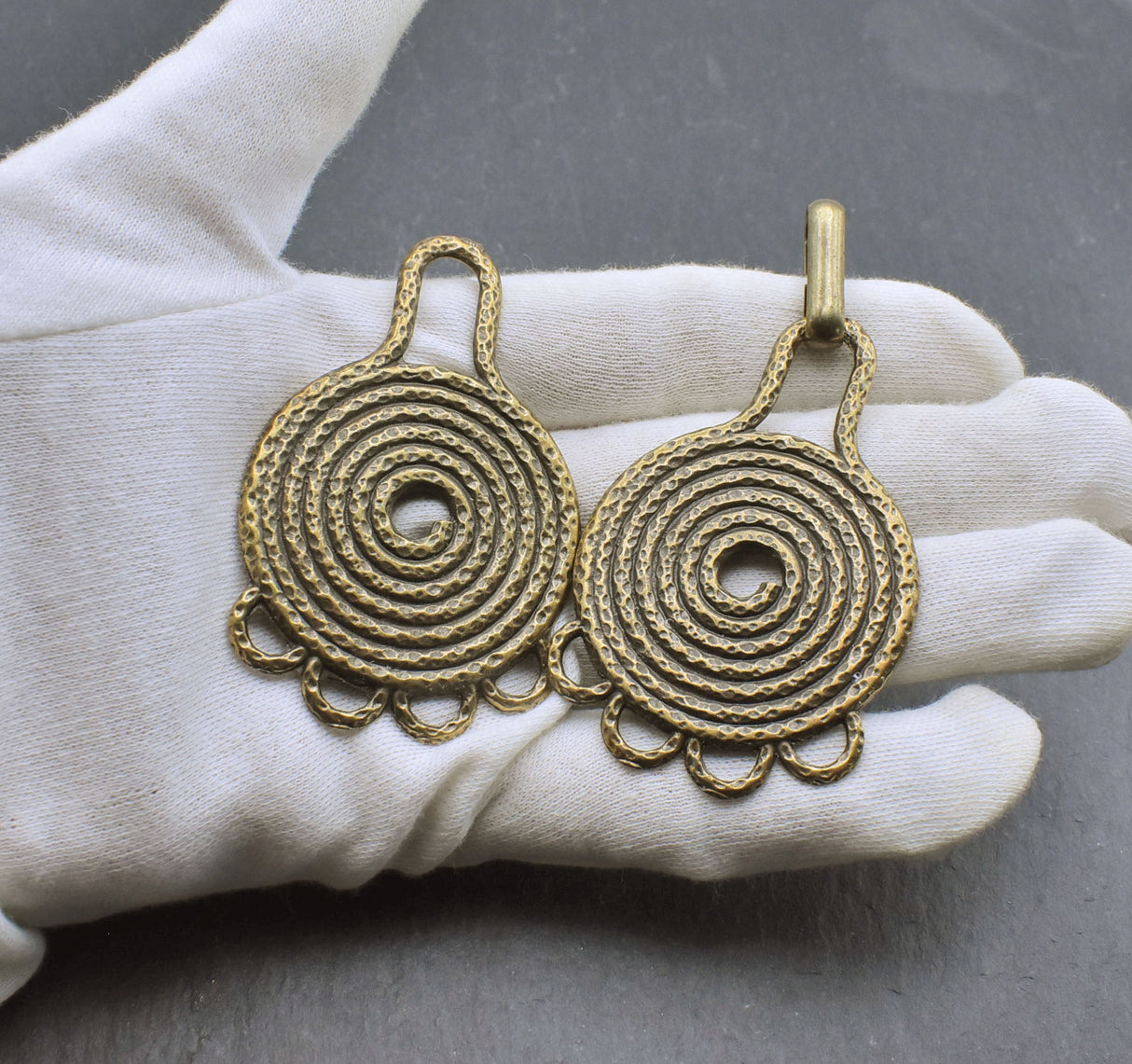 Große keltische Gewandschließe im Spiralmuster aus ZAMAK auf der Hand