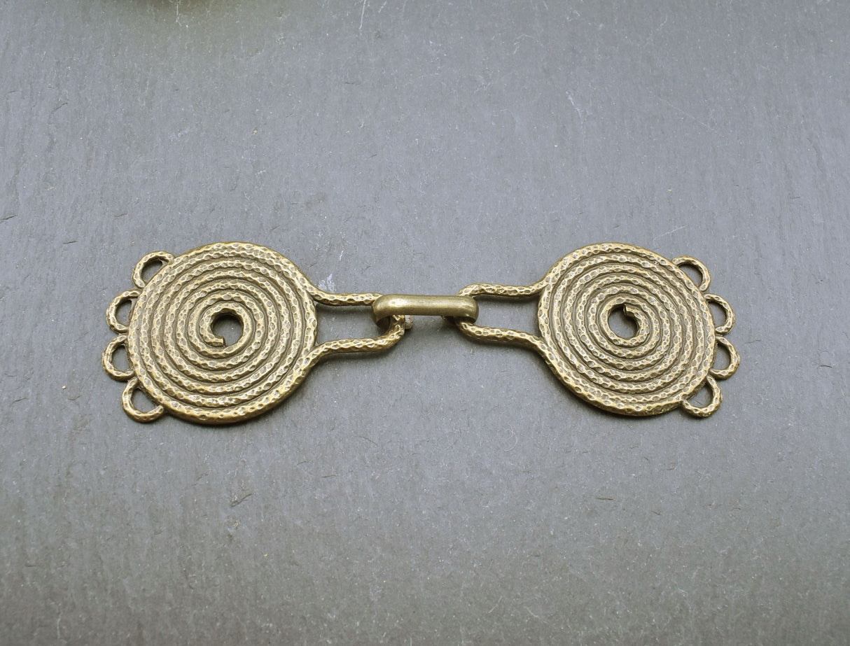 Große keltische Gewandschließe im Spiralmuster aus ZAMAK