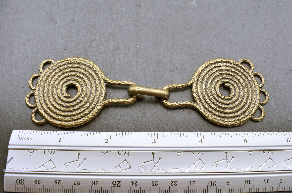 Maße in inch - Große keltische Gewandschließe im Spiralmuster aus ZAMAK