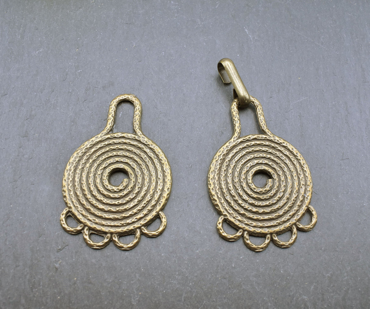 Große keltische Gewandschließe im Spiralmuster aus ZAMAK offen