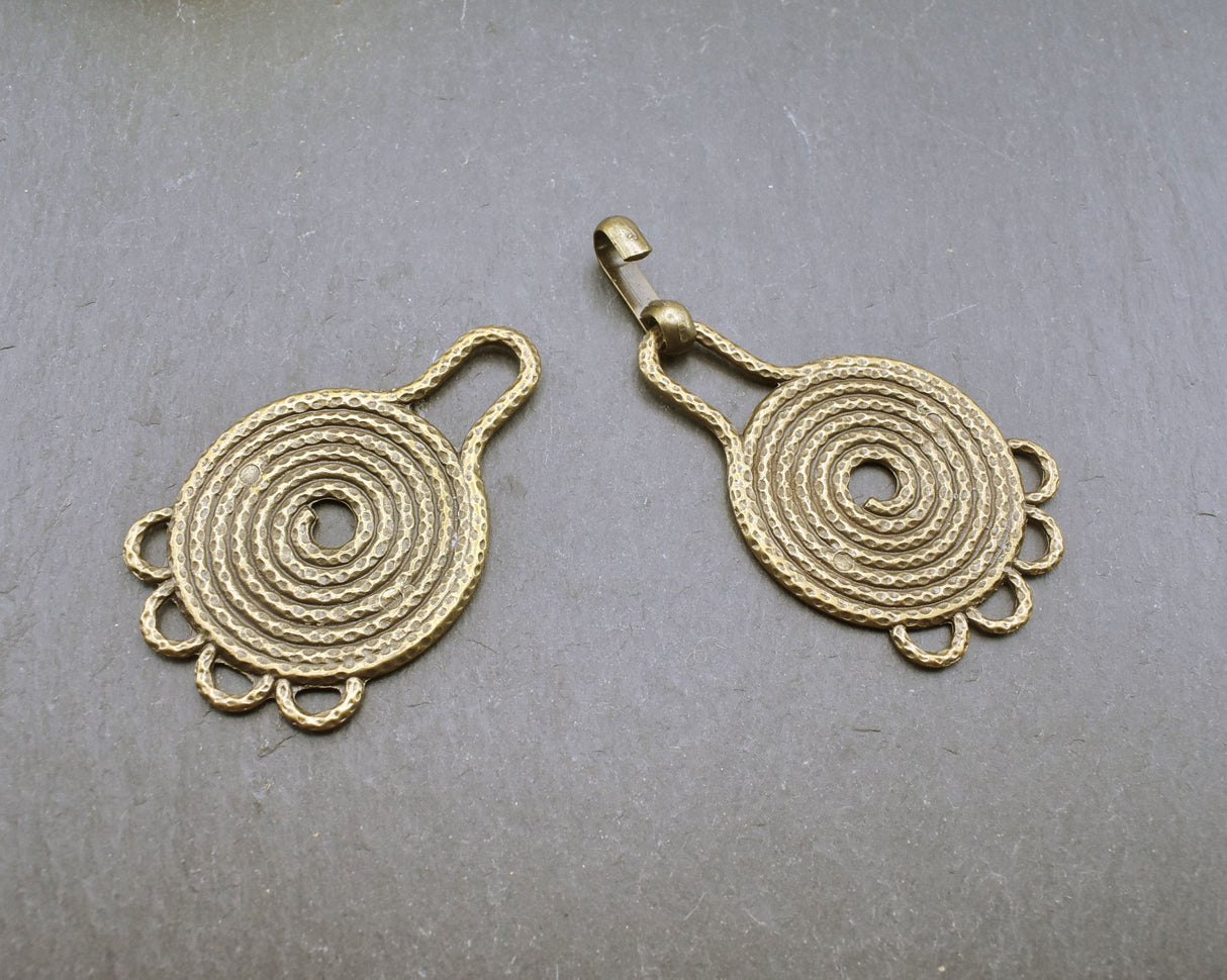 Große keltische Gewandschließe im Spiralmuster aus ZAMAK offen rückseite