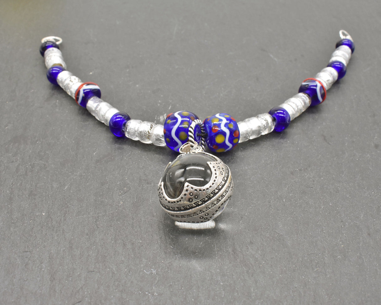 Wikinger Fibelkette mit Gotland-Sphäre und Glasperlen in blau und silber