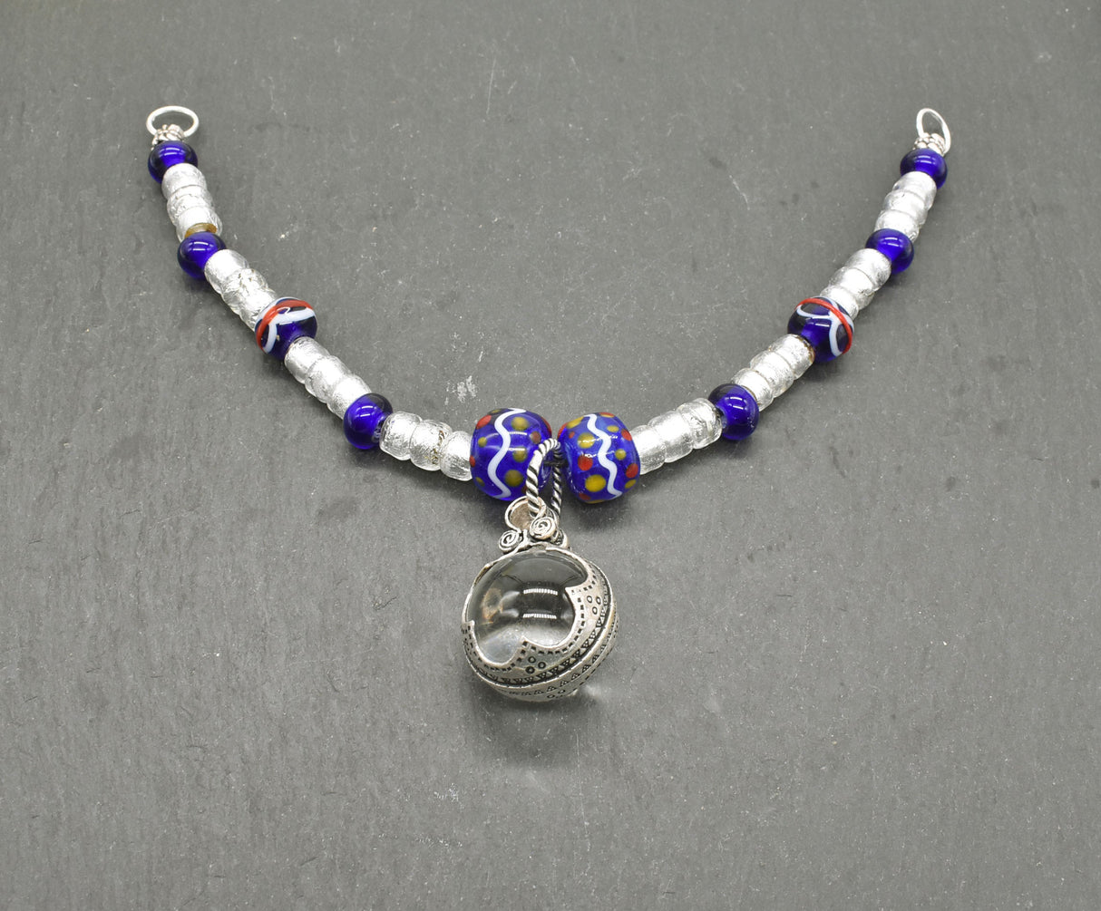 Wikinger Fibelkette mit Gotland-Sphäre und Glasperlen in blau und silber