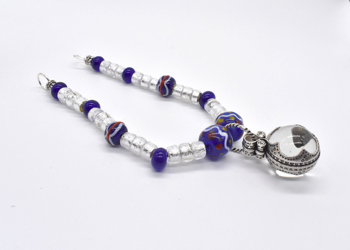 Wikinger Fibelkette mit Gotland-Sphäre und Glasperlen in blau und silber