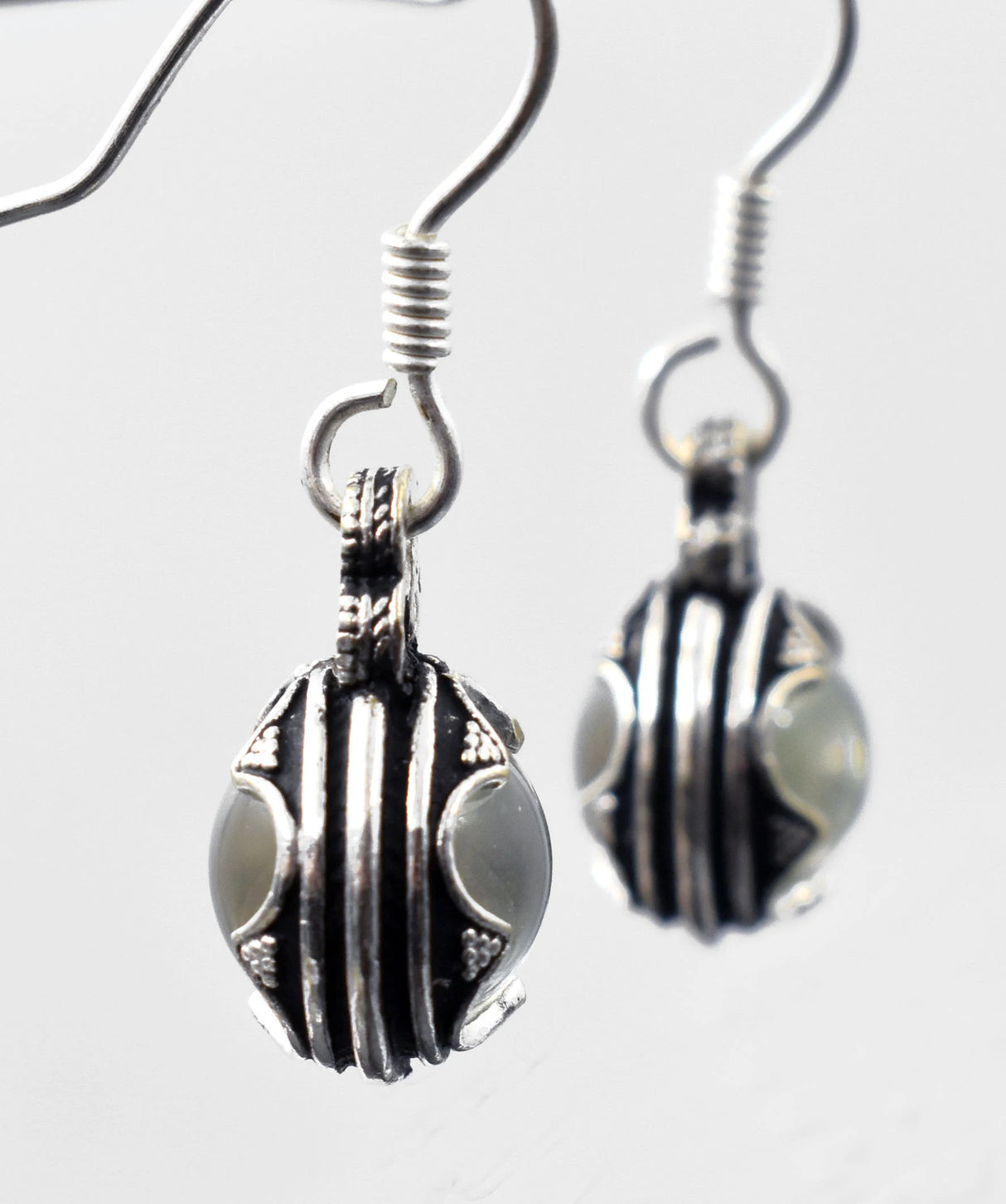 Seitenansicht der Gotland Ohrringe - Gotland Sphären aus versilberter Bronze