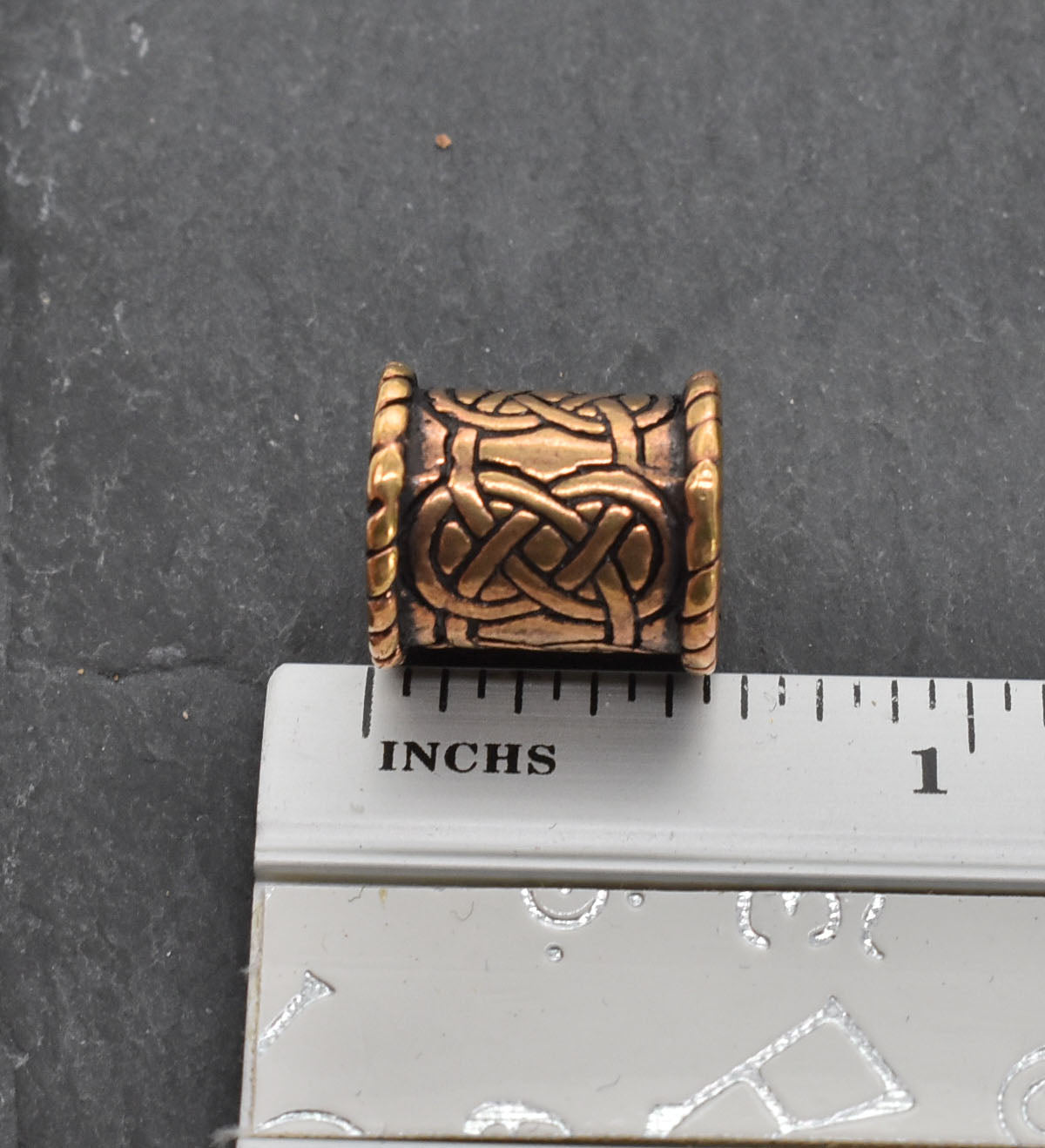 Maße in inch der Bartschmuck keltischer Knoten aus Bronze