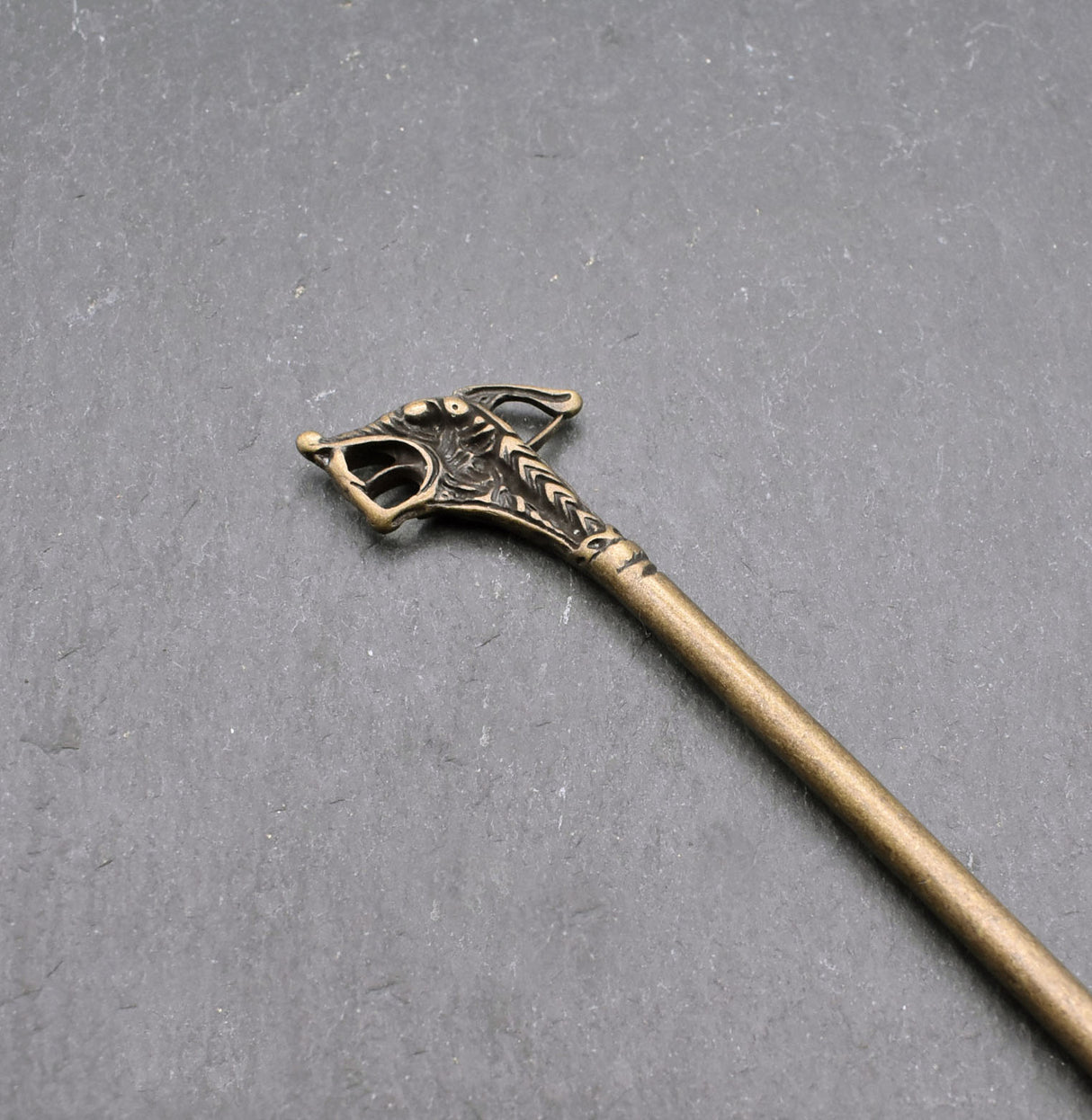 Details der bronzenen Wikinger Haarnadel Haithabu aus ZAMAK