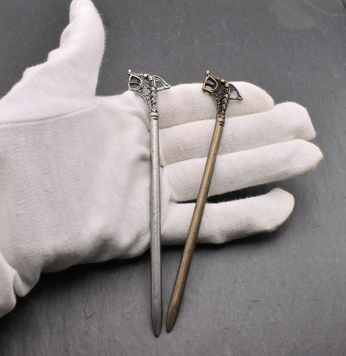 Wikinger Haarnadel Haithabu aus ZAMAK auf der Hand