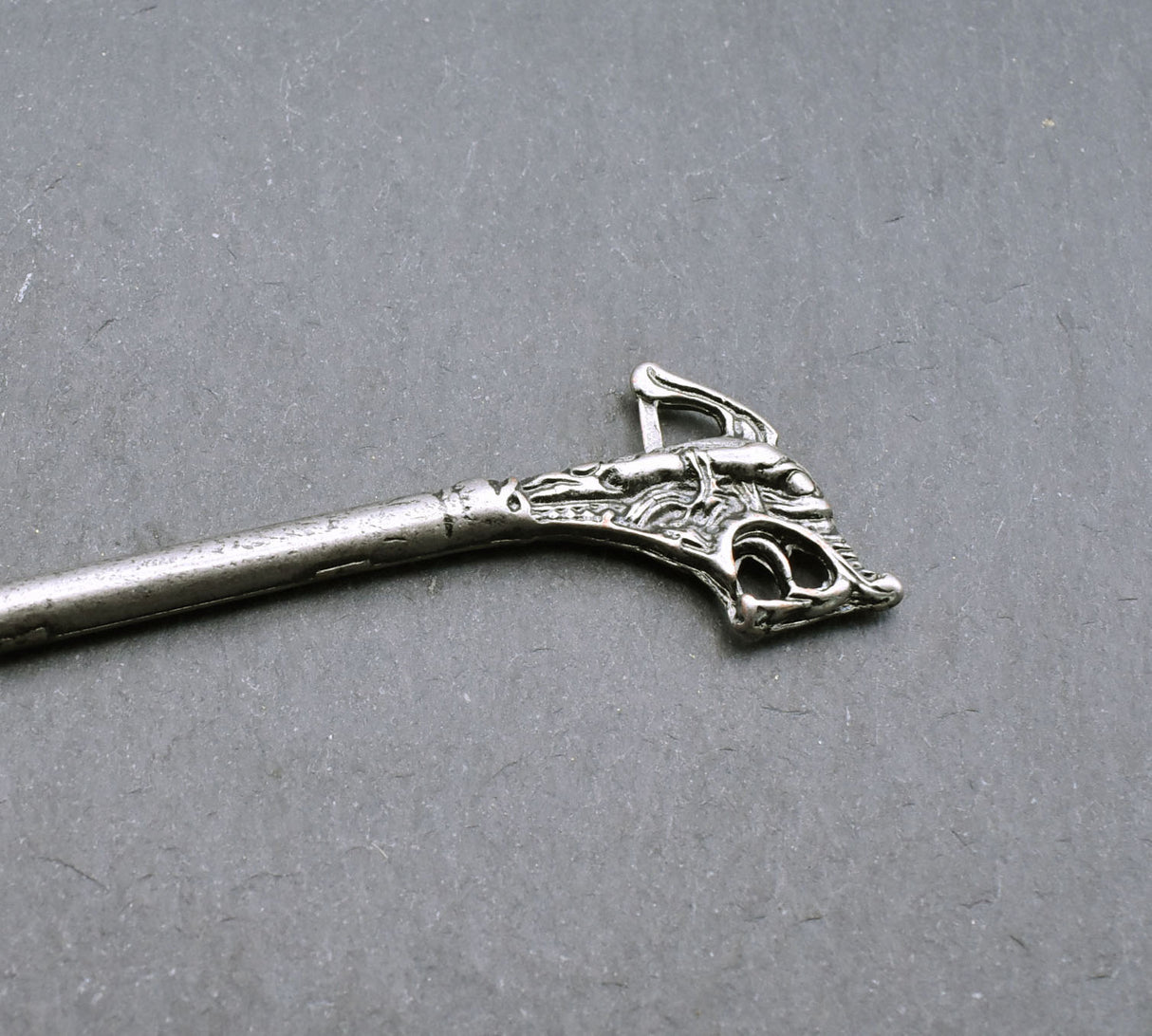 Details der Wikinger Haarnadel Haithabu aus ZAMAK Silberfarben