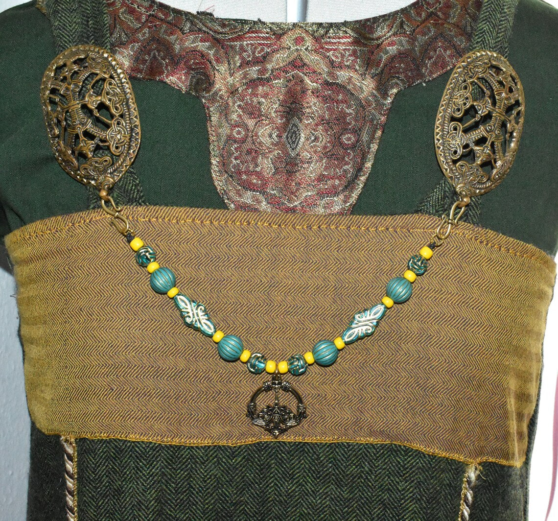 Tragebild der Haithabu Fibelkette im Wikinger Stil von BELANAS SCHATZKISTE in Türkis und gelb