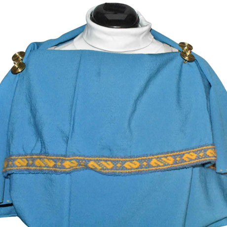 Tragebild am Peplos der  Hallstatt Spiralfibel aus Messingdraht