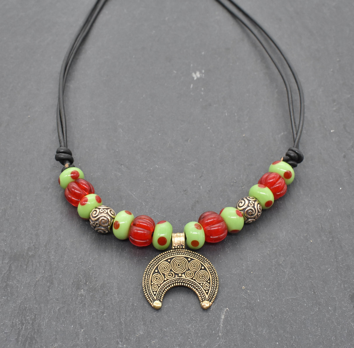 Historische Lunula Halskette VENUS aus Bronze mit handgefertigten roten und grünen Glasperlen. Perfekt für Mittelalter, Reenactment und LARP. Verstellbares Lederband, authentischer römischer Schmuck.
