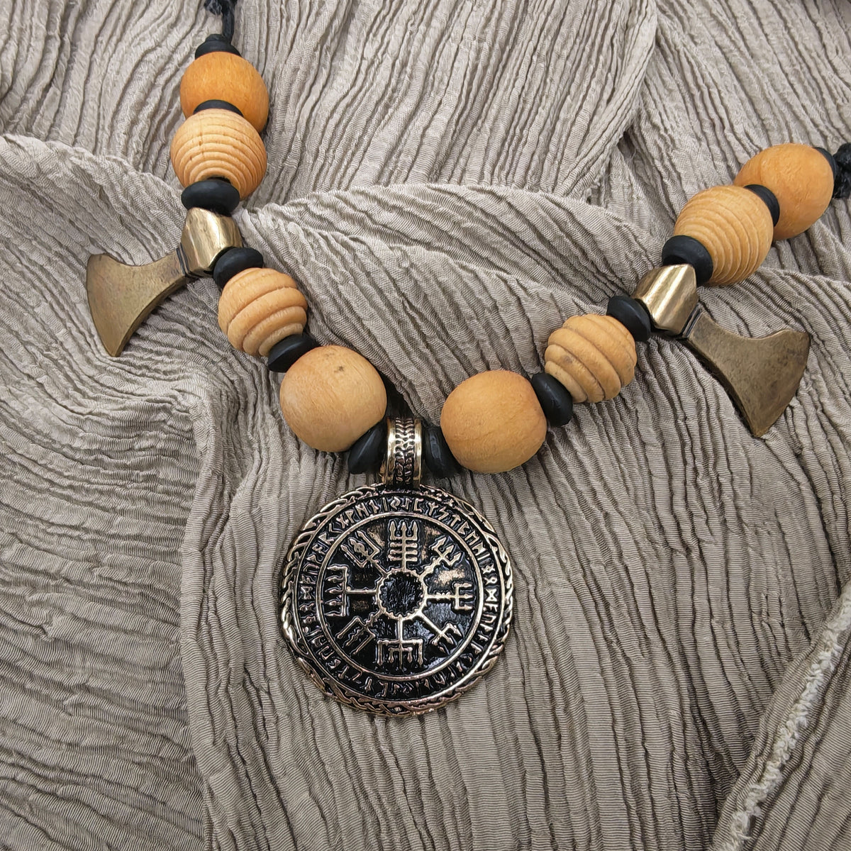 Vegvisir Kette mit Holzperlen und Bartäxten