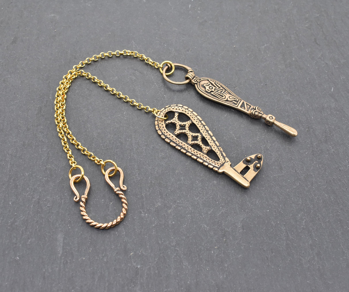 Hygiene-Set für die Wikingerin mit Ohrlöffel und Schlüssel aus Bronze nach | Authentische Fibelkette für mittelalterliche Gewandung