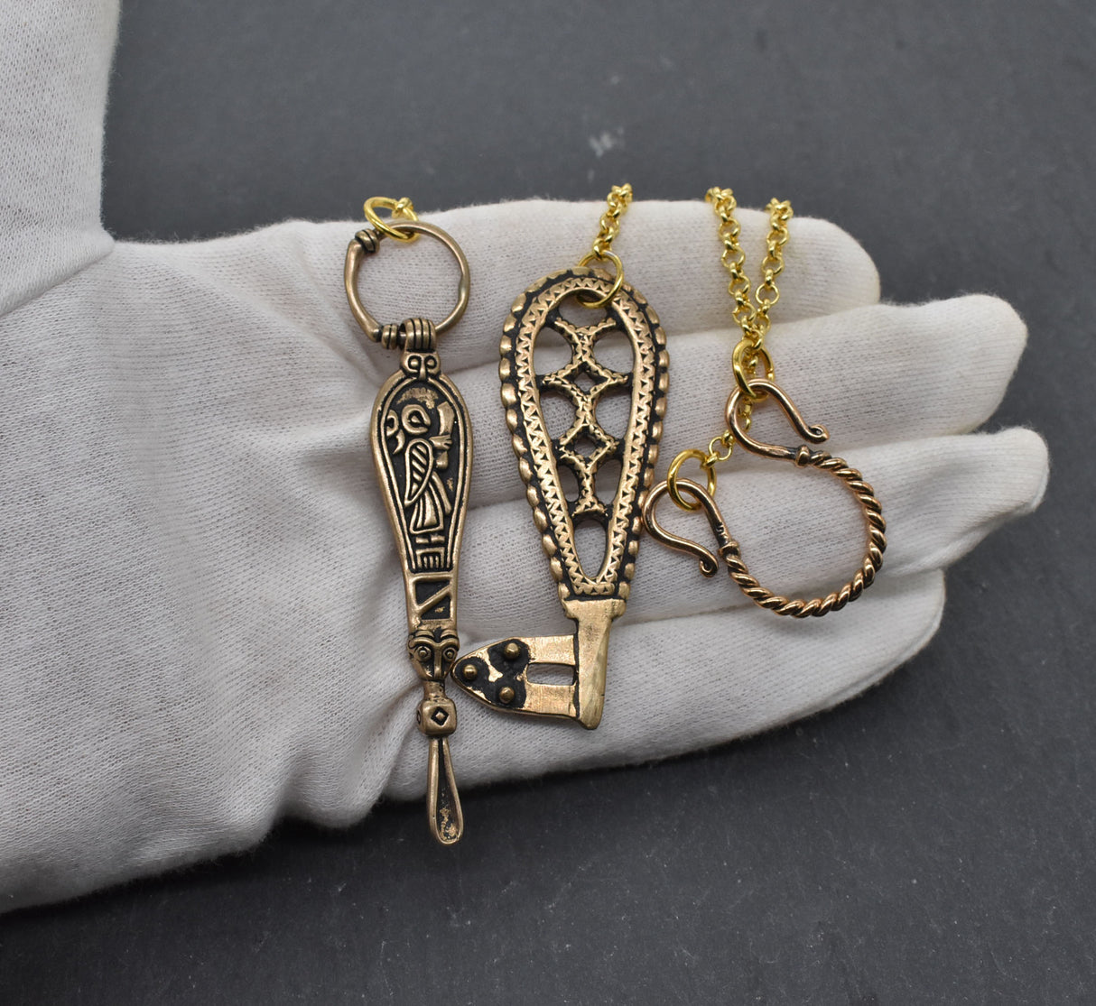 Hygiene-Set für die Wikingerin mit Ohrlöffel und Schlüssel aus Bronze | Authentische Fibelkette für mittelalterliche Gewandung