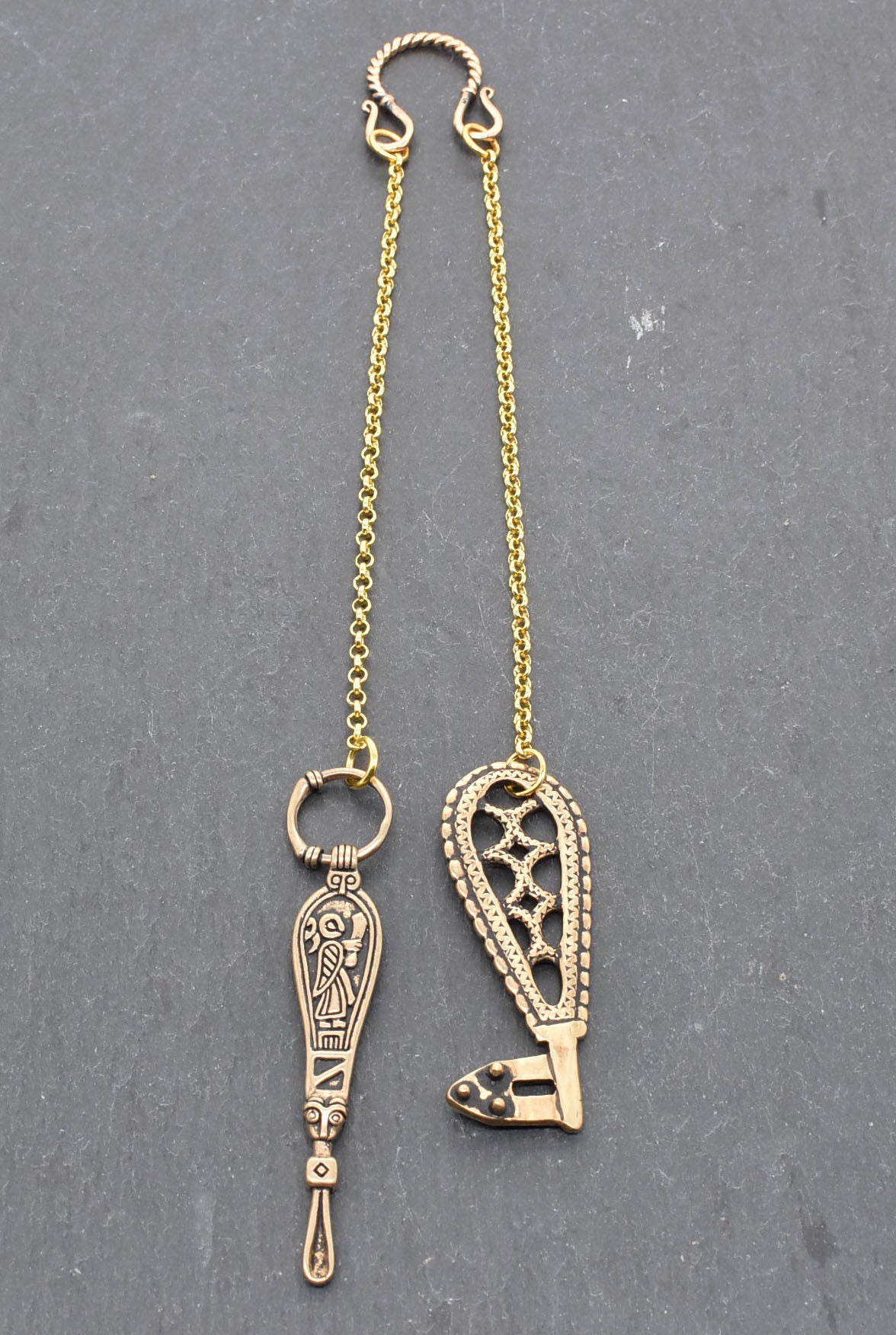 Hygiene-Set für die Wikingerin mit Ohrlöffel und Schlüssel aus Bronze | Authentische Fibelkette für mittelalterliche Gewandung