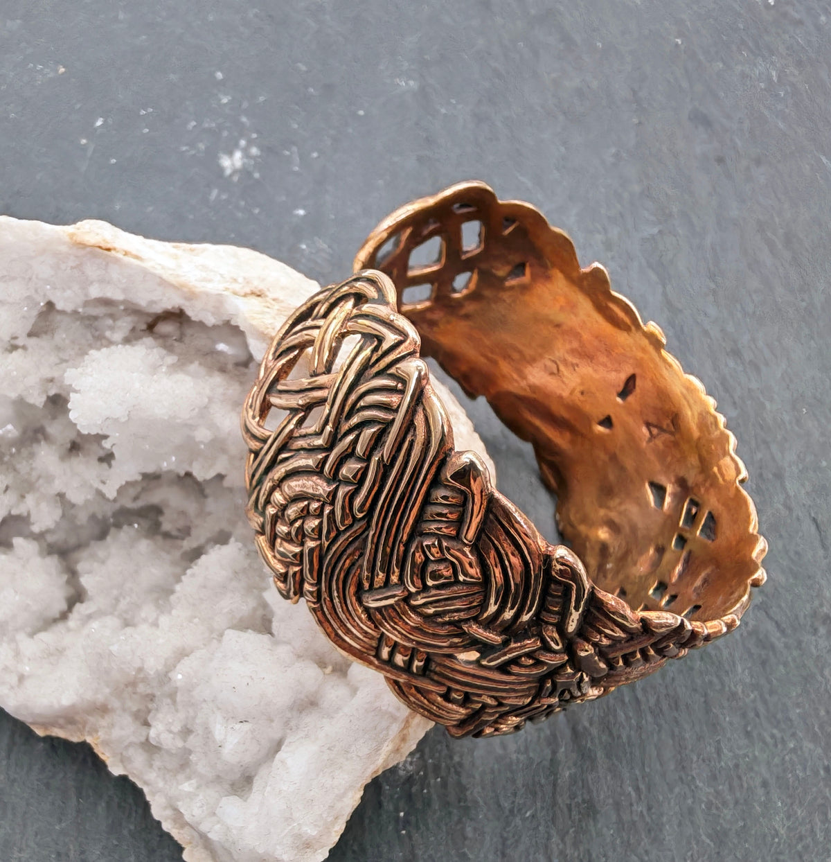 Breiter keltischer Bronze-Armreif mit Flechtmuster