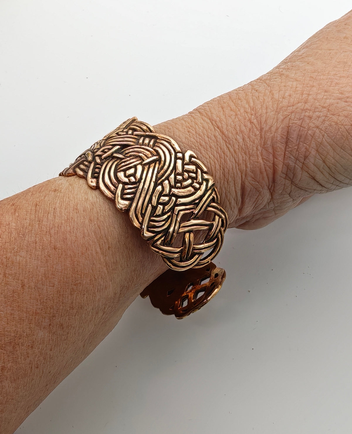Tragebild des Breiten keltischen Bronze-Armreif mit Flechtmuster