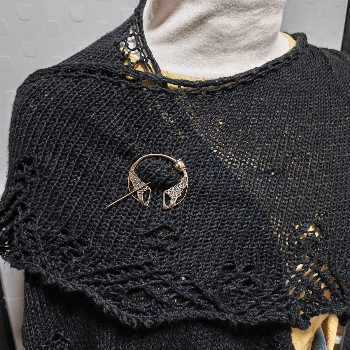 Keltische Ringfibel aus Bronze mit Knotenmuster