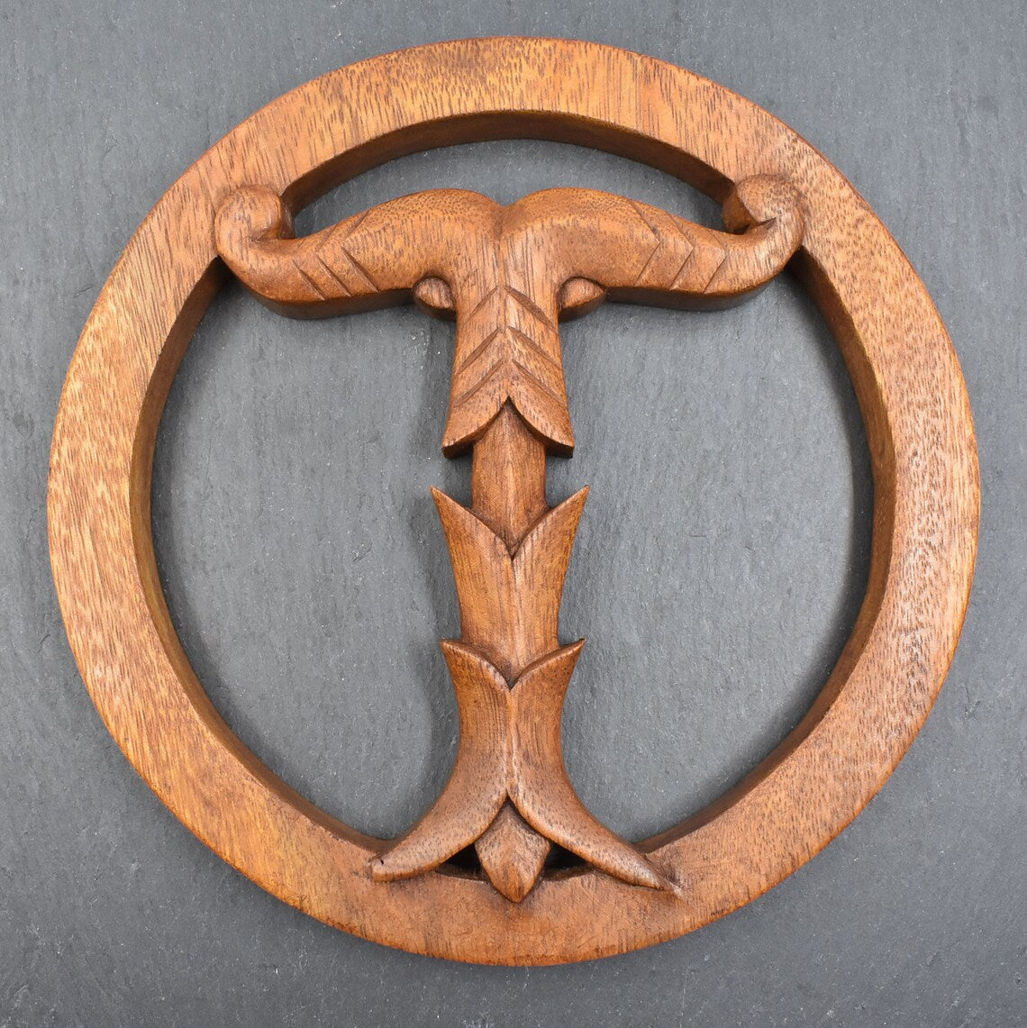 Irminsul Deko aus Holz Ø 20 cm auf einer Schieferplatte liegend