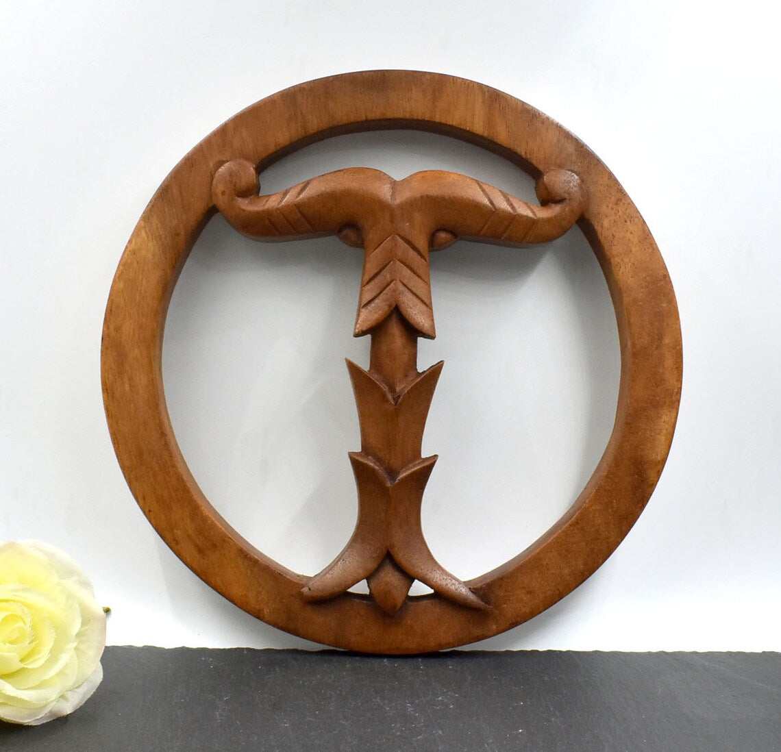 Irminsul Deko aus Holz Ø 20 cm auf einer Schieferplatte