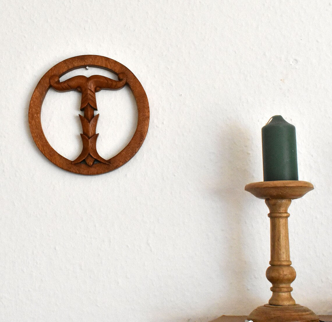 Irminsul Deko aus Holz Ø 20 cm and er Wand mit Kerzenständer