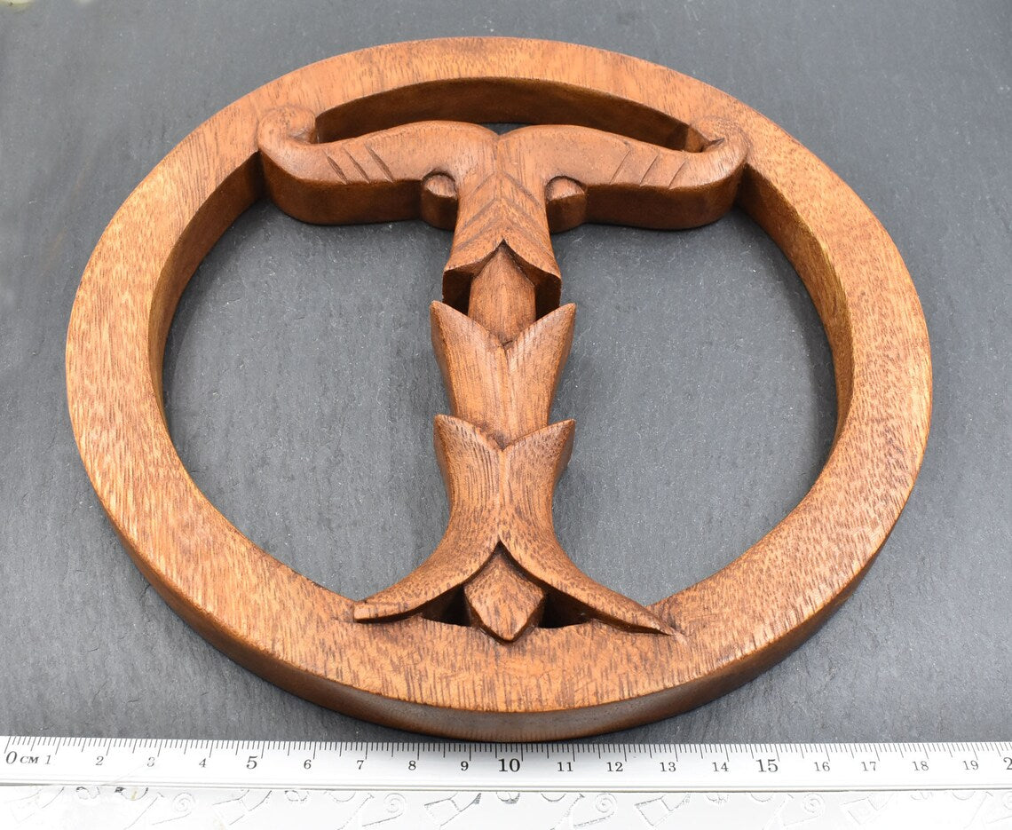 Irminsul Deko aus Holz Ø 20 cm auf einer Schieferplatte liegend