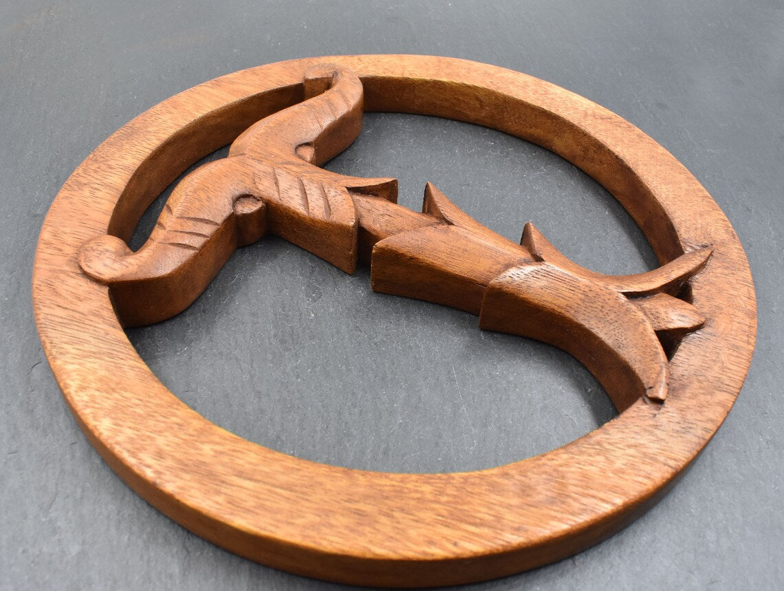 Irminsul Deko aus Holz Ø 20 cm auf einer Schieferplatte liegend