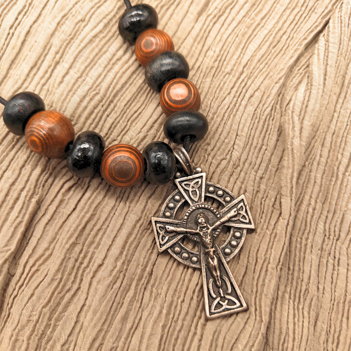 Keltenkreuz Kette mit Holzperlen
