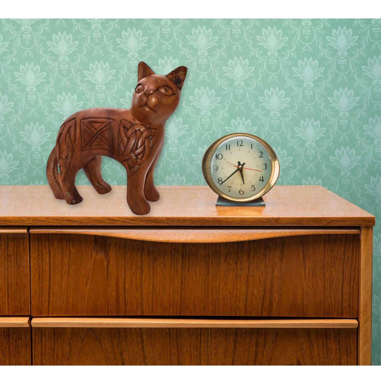 Dekofigur keltische Katze Trjegul aus Holz auf einer Kommode