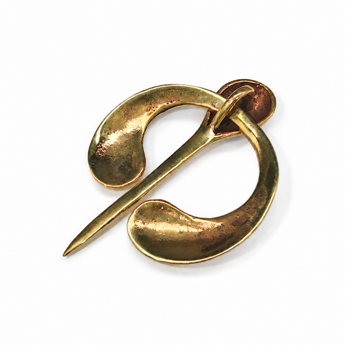 Rückseite der Keltischen Ringfibel aus Bronze mit Spiralen