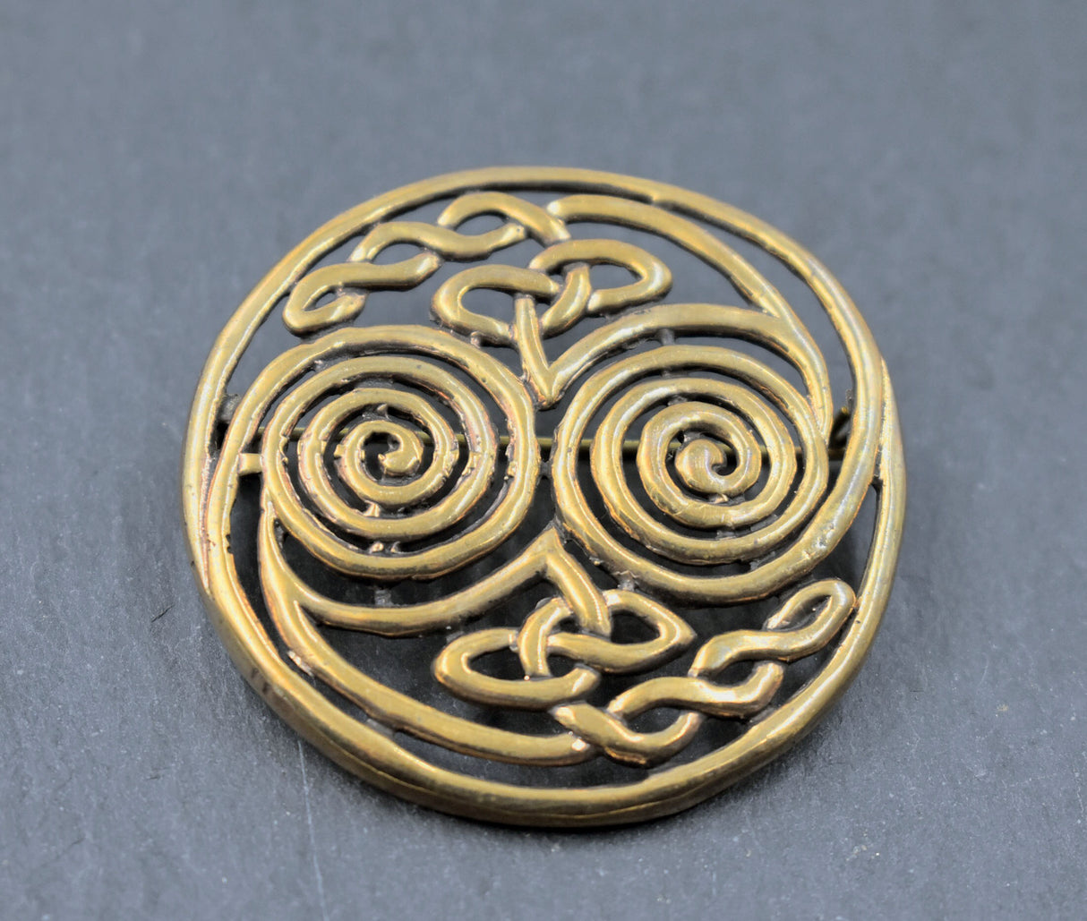 Keltische Spiral-Brosche aus Bronze – Filigrane Gewandschließe
