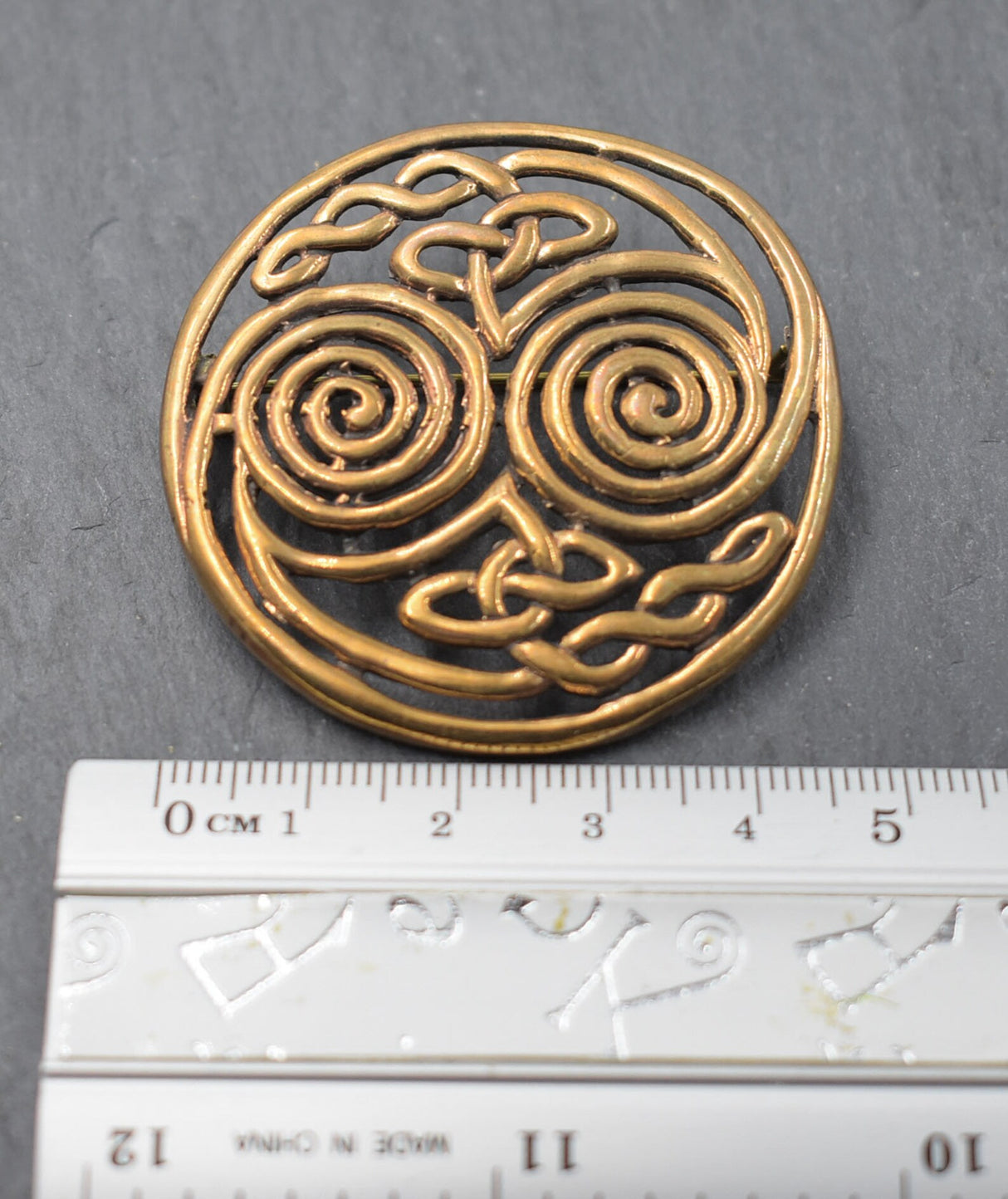 Maße der Keltische Spiral-Brosche aus Bronze – Filigrane Gewandschließe