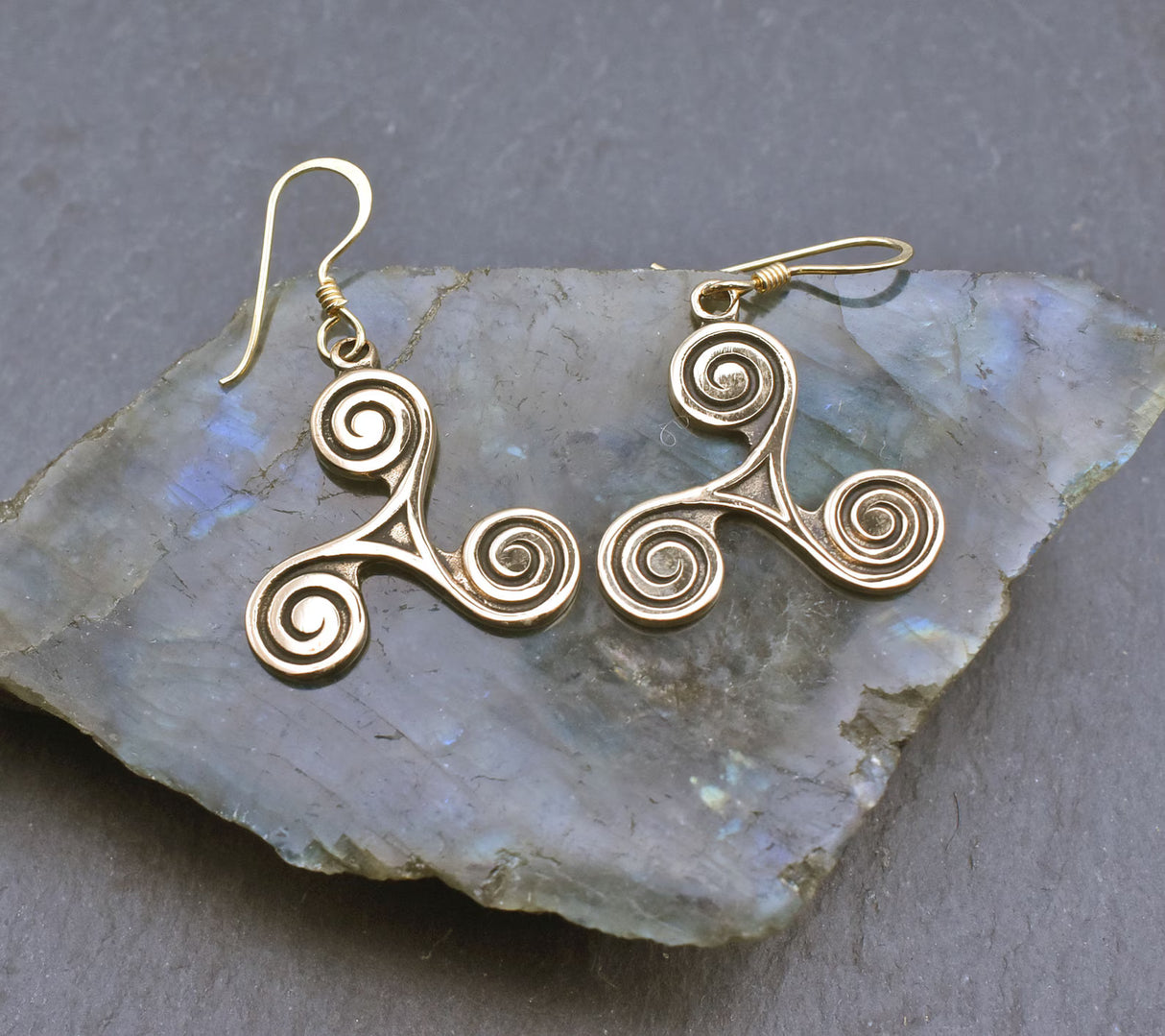 Keltische Triskelen Ohrringe aus Bronze - Belanas Schatzkiste