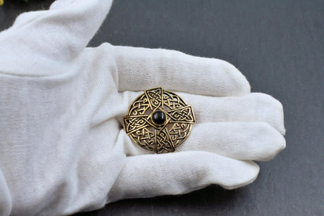 Keltische Bronzebrosche mit Edelstein - Belanas Schatzkiste