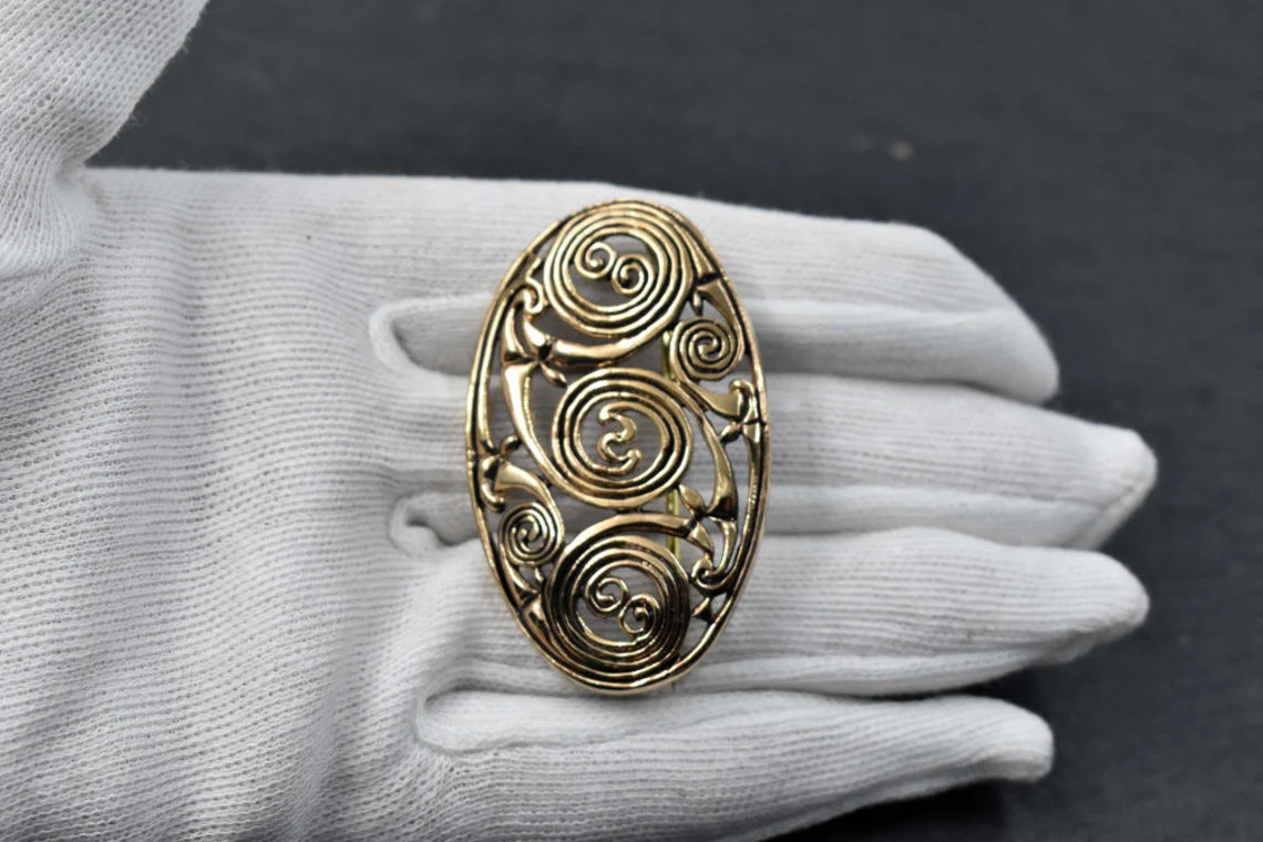 Keltische Fibel aus Bronze auf der Hand