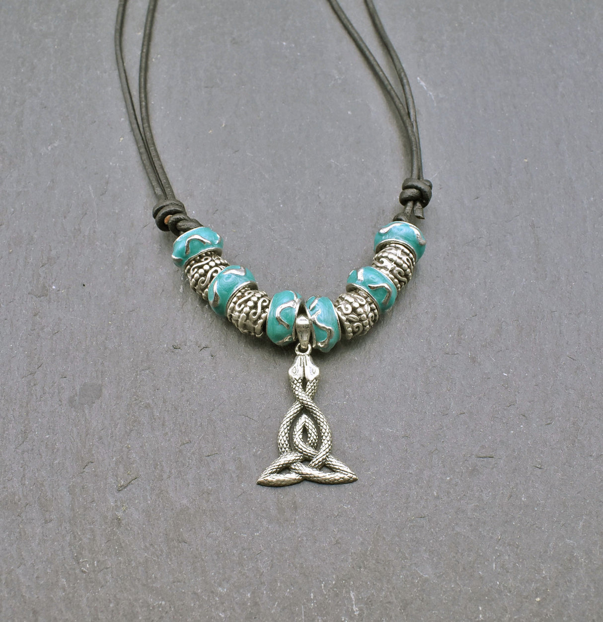 Kyla eine keltische Glasperlenkette mit Triskele als Schlangenamulett auf einem Lederband
