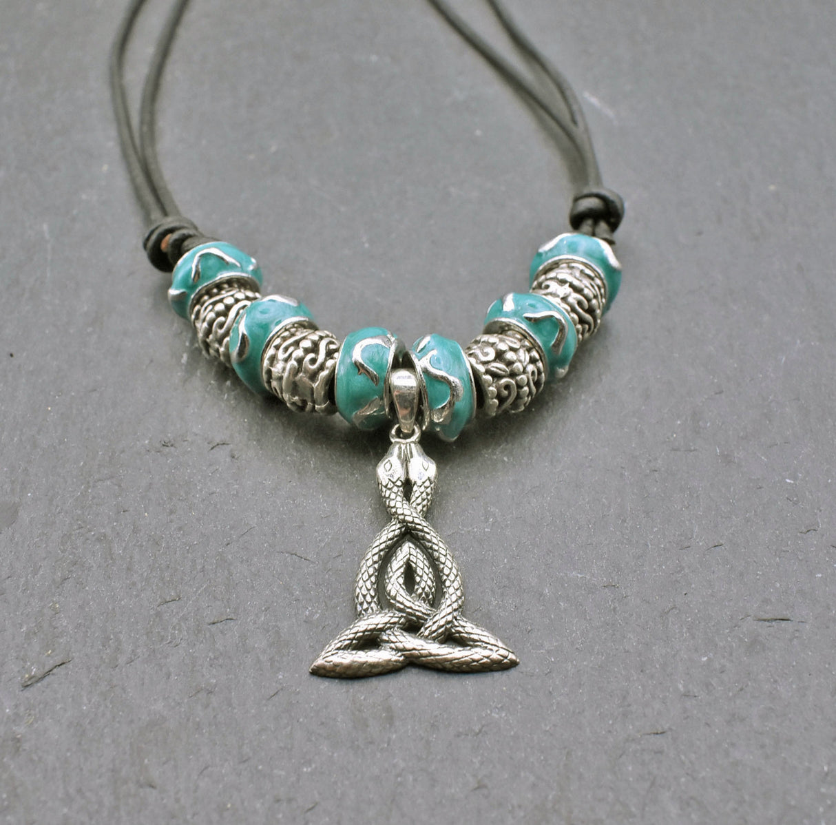 Kyla eine keltische Glasperlenkette mit Triskele als Schlangenamulett auf einem Lederband