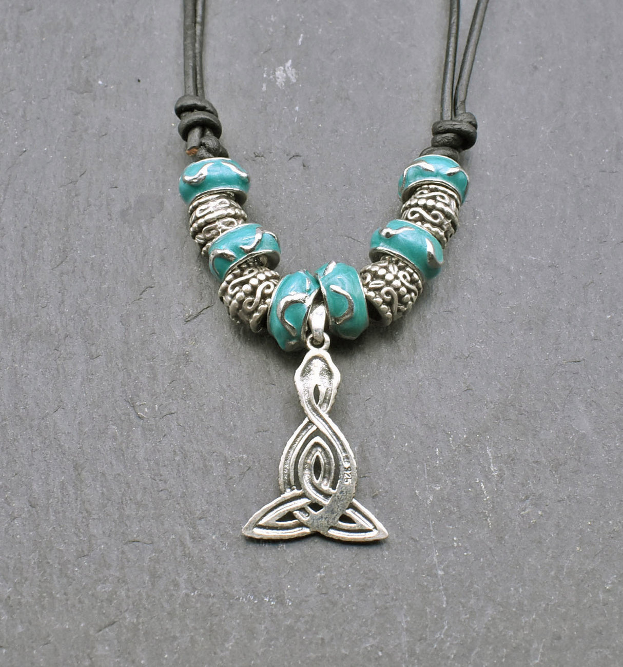 Rückseite der Kyla eine keltische Glasperlenkette mit Triskele als Schlangenamulett auf einem Lederband