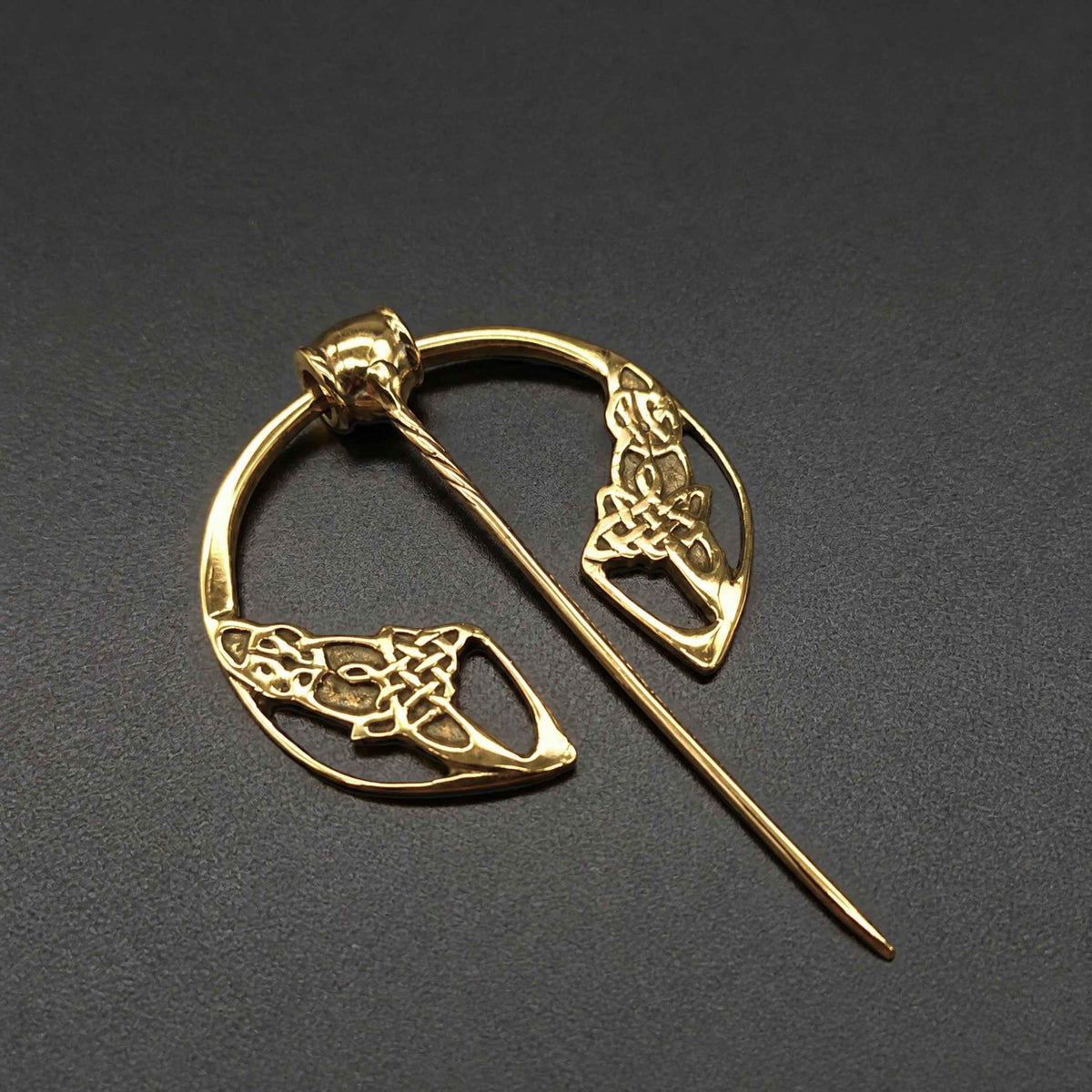 Keltische Ringfibel aus Bronze mit Knotenmuster