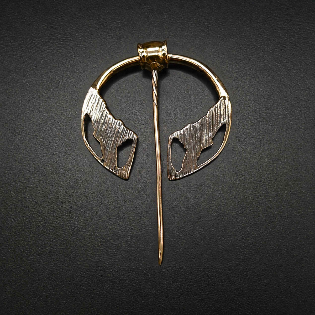 Keltische Ringfibel aus Bronze mit Knotenmuster