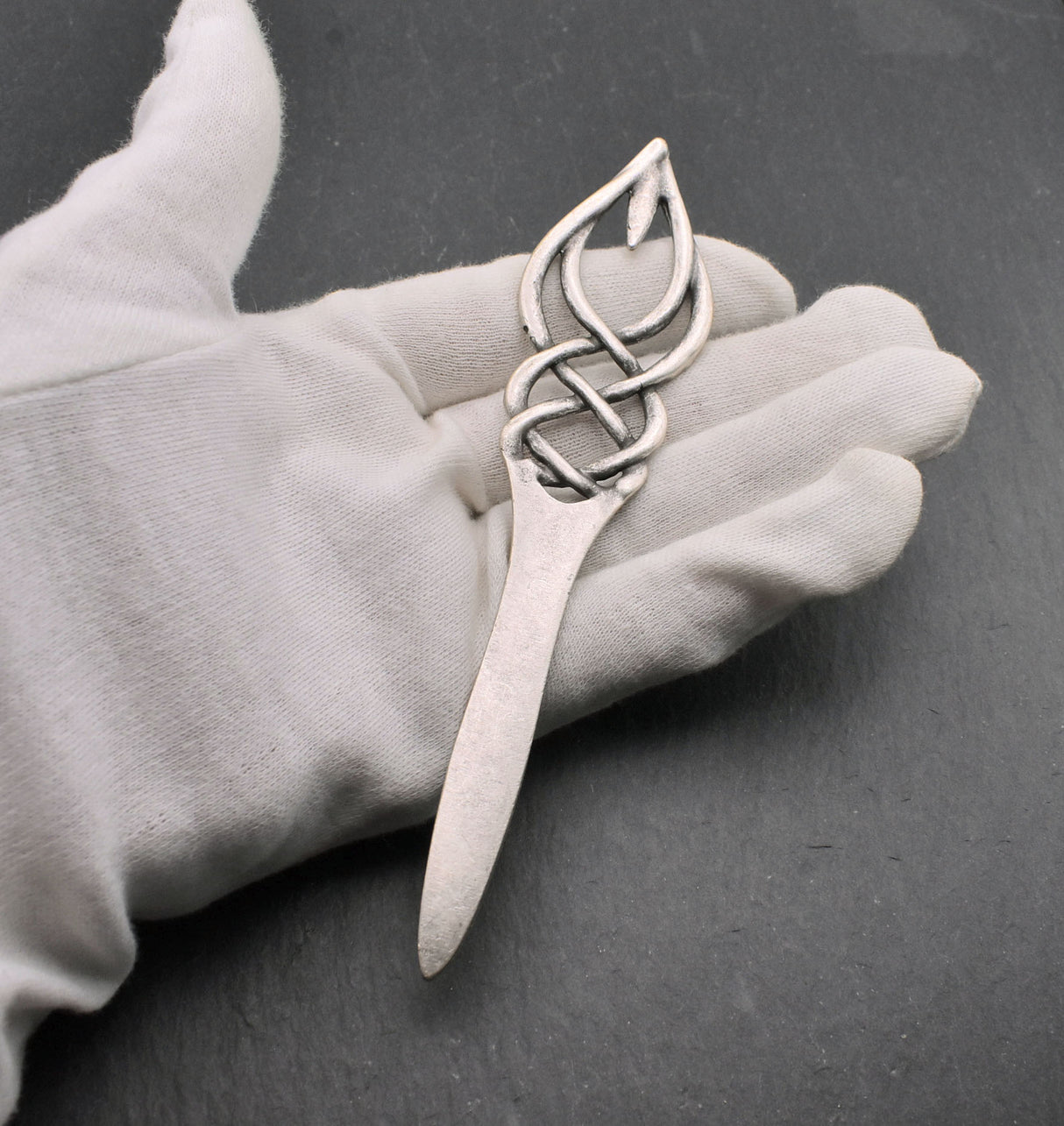 Haarnadel Freyja aus ZAMAK, silberfarben auf der Hand