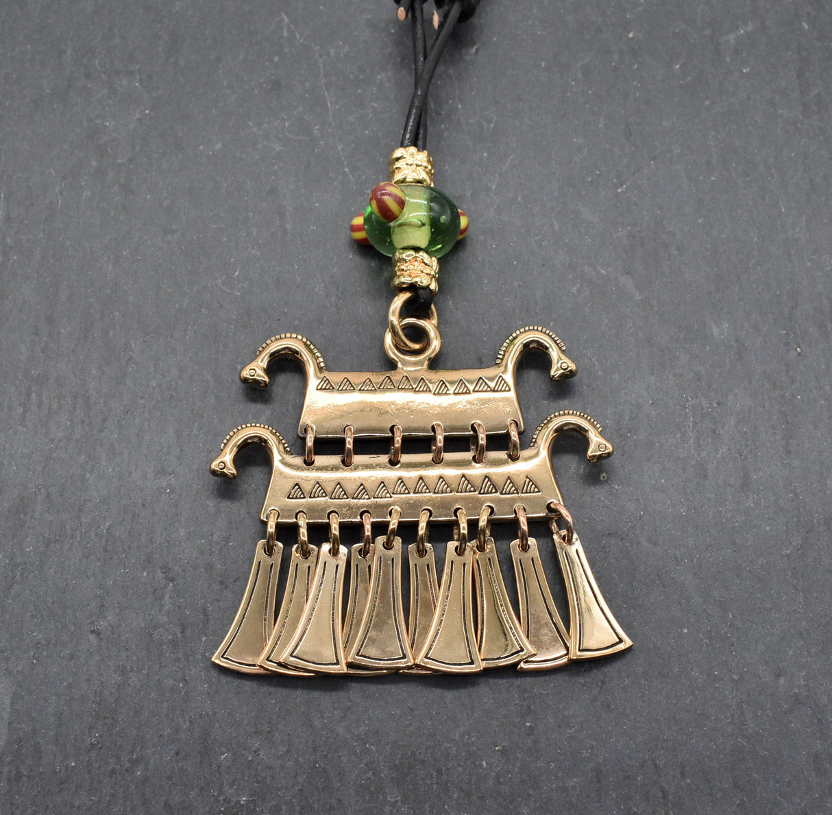 Keltische Halskette „Rhena“ – Magischer Klapperanhänger mit Pferdeköpfen