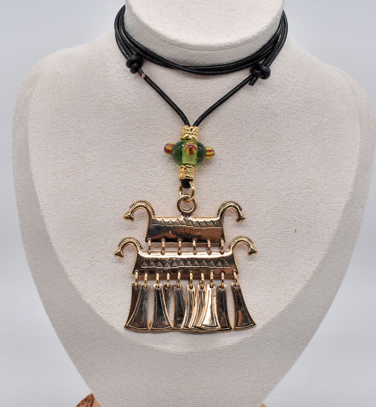 Keltische Halskette „Rhena“ – Magischer Klapperanhänger mit Pferdeköpfen